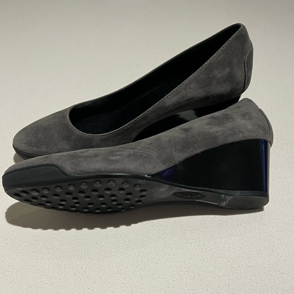 🌟🌟NWT🌟🌟Tod’s Woman’s Authentic Gray Suede Round Toe Pumps in Box Size 38.5 - Picture 2 of 4
